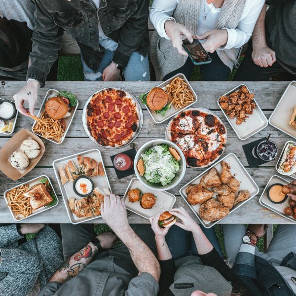 photo d'un repas entre famille et amis