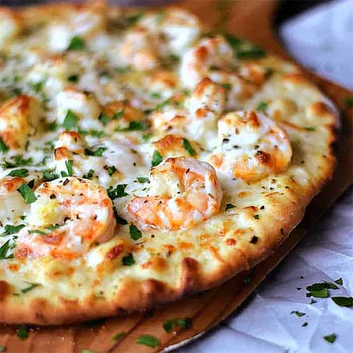 photo d'une pizza ails et crevettes