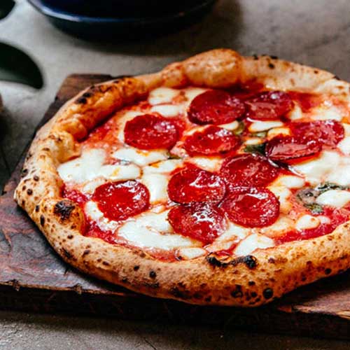 photo d'une pizza pepperoni au chorizo