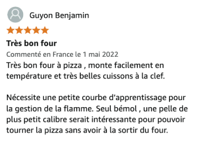 photo de l'arrière du four à pizza avec quelques témoignages de clients